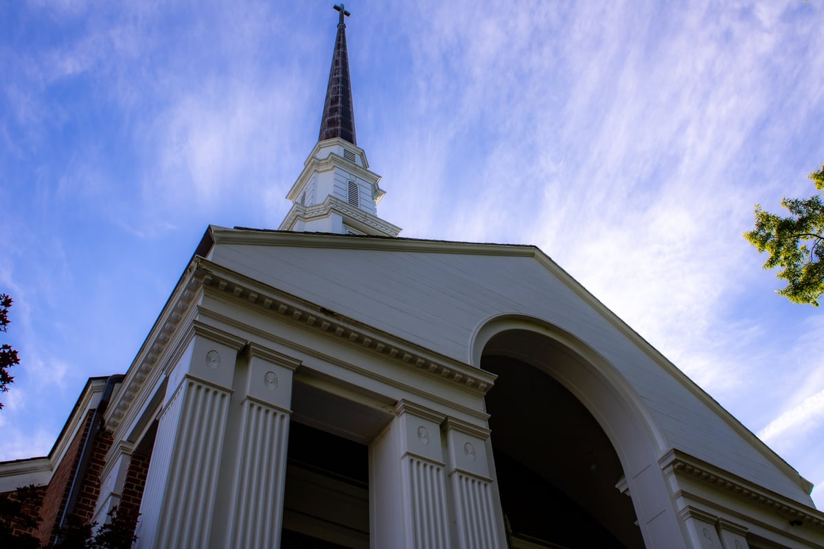 Iglesia con campanario contra un cielo azul